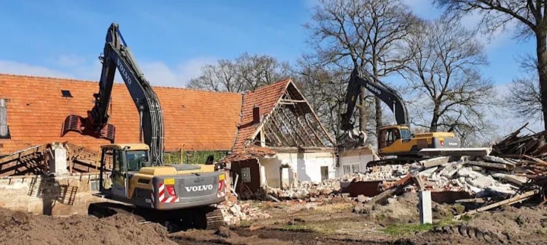 Zwei Bagger beim Abbruch eines Gebäudes