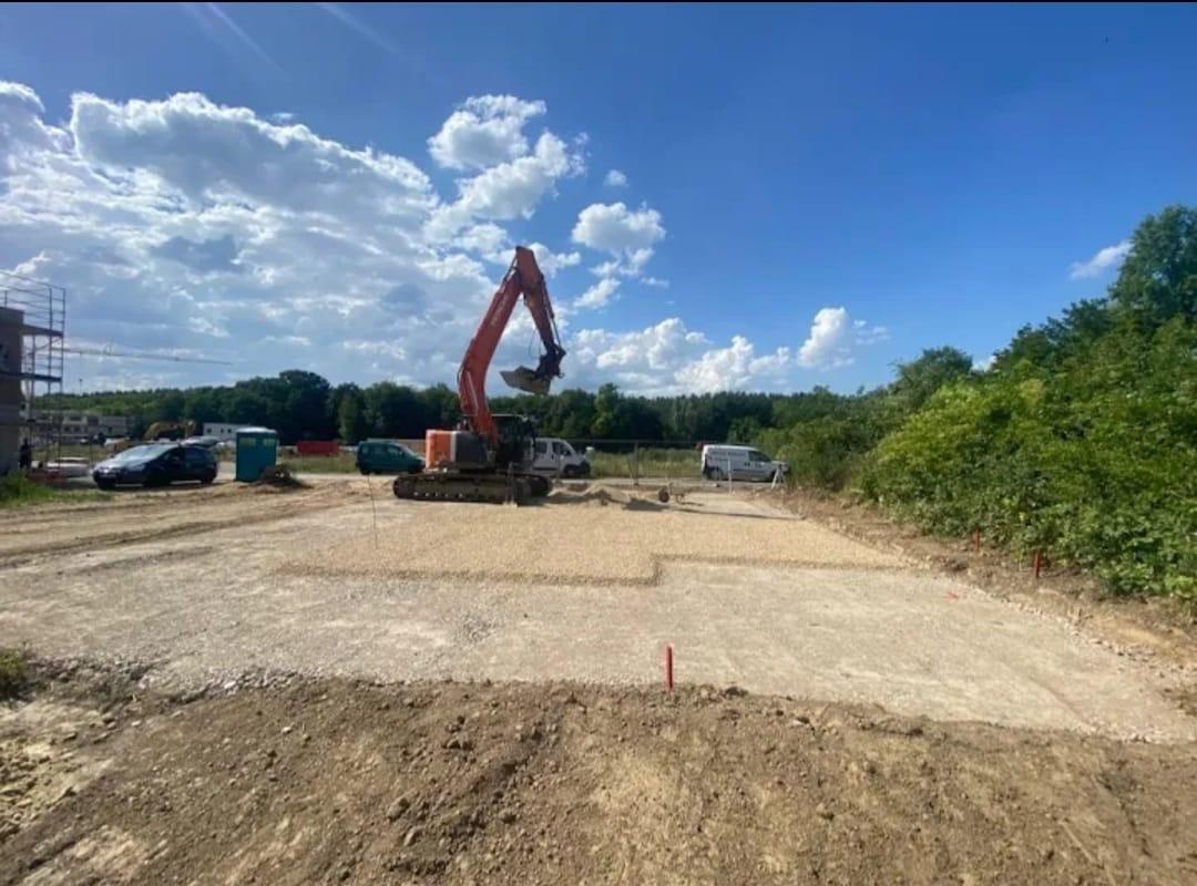 Bagger beim Herstellen eines Planums