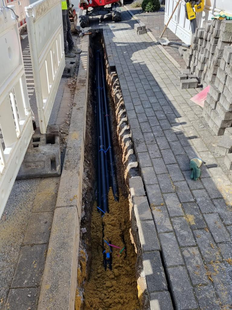 Leitungsgraben mit neu verlegten Rohren