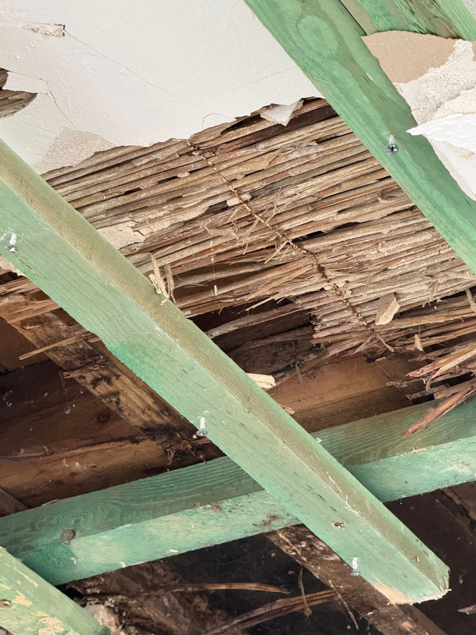 Freigelegte Deckenkonstruktion bei einer Sanierung