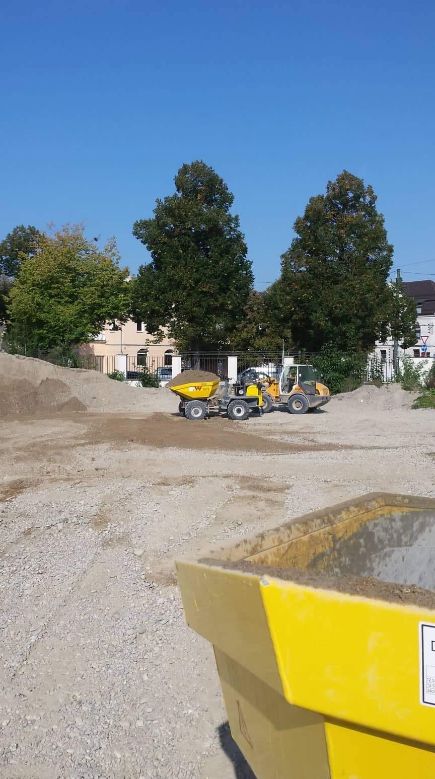 Dumper und Verdichter auf einer Schotterfläche